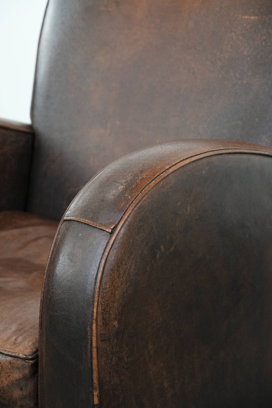 Image 1 of Tijdloze vintage schapenleren design fauteuil in een donkere cognac kleur