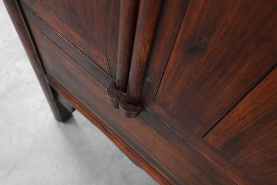 Image 1 of Großer chinesischer Hochzeits- oder Konusschrank aus Holz aus der Qing-Dynastie, 19. Jahrhundert