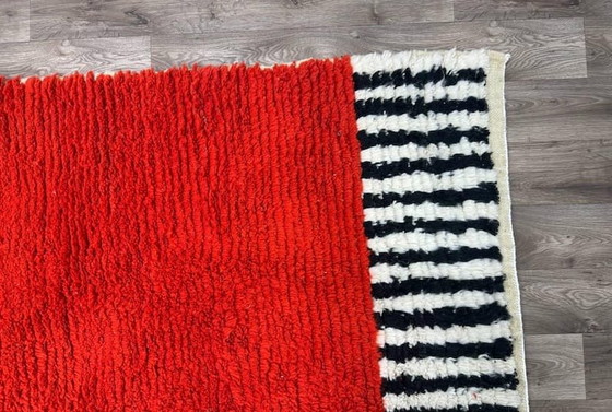 Alfombra bereber roja, tejida a mano con técnicas tradicionales, tamaño 150 x 250 cm. – Alberto Bazzani, Wool (photo 2 of 6)