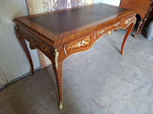 Classic Italian writing desk, bureau, desk with leather inlay, dimensions 150x68cm and 82cm high.
