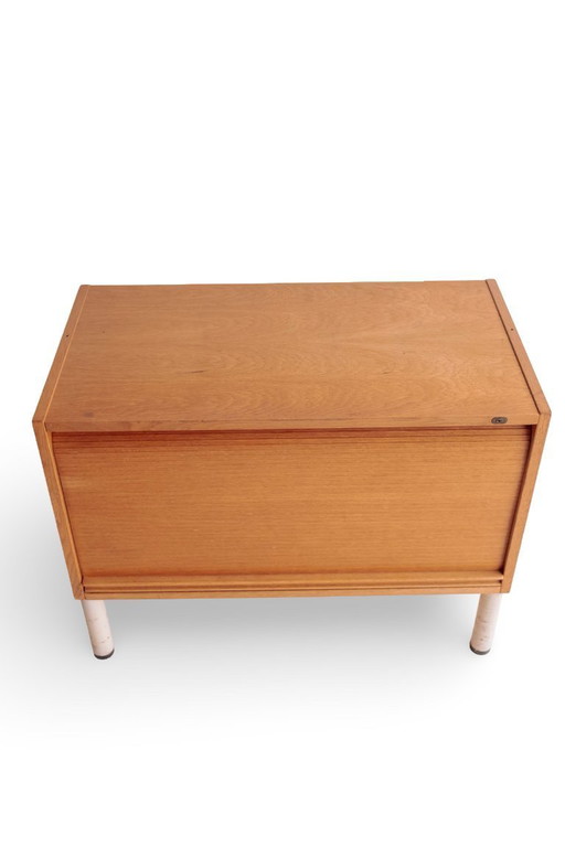 Vintage-Rolltürschrank mit weißem Stahlsockel