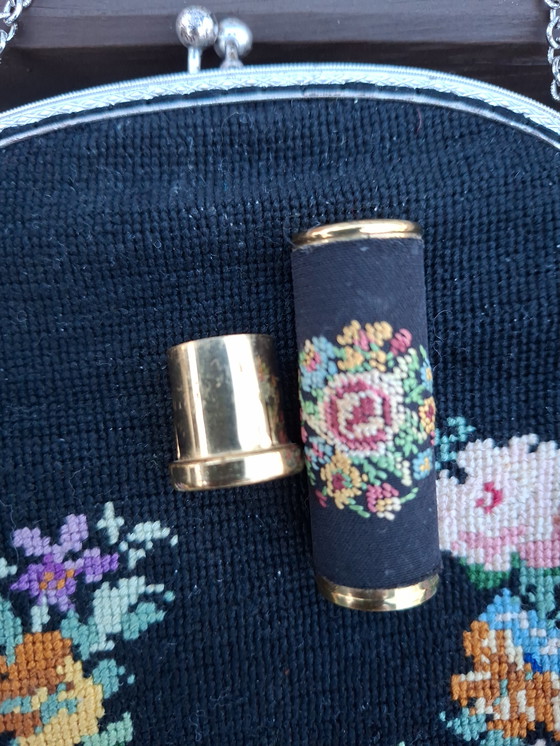 Image 1 of Borsa vintage con struttura rigida ricamata a mano e porta rossetto abbinato.