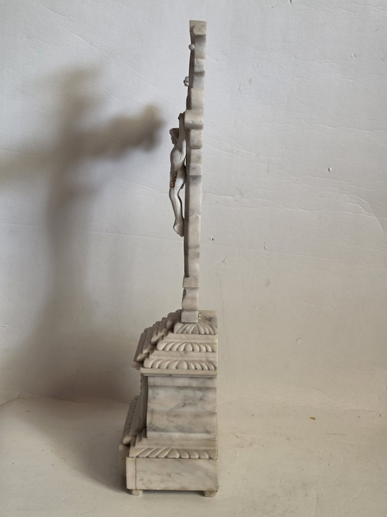 Image 1 of 52 cm – 6 kg – Prachtvolles, aus Marmor geschnitztes Kruzifix auf einem reich verzierten Altarsockel