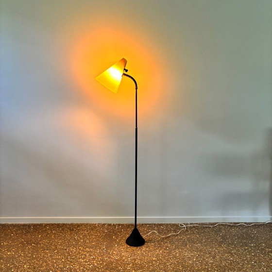 Image 1 of Vloerlamp uit het midden van de 20e eeuw, ontwerp Hans Bergström (toegeschreven), zwart metaal, messing en gele kap, Zweden