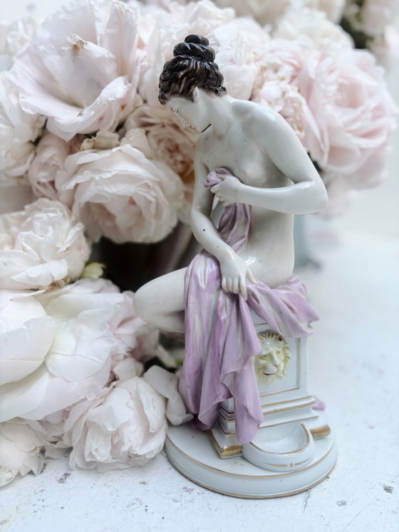 Image 1 of Statue en porcelaine d'une femme au bain
