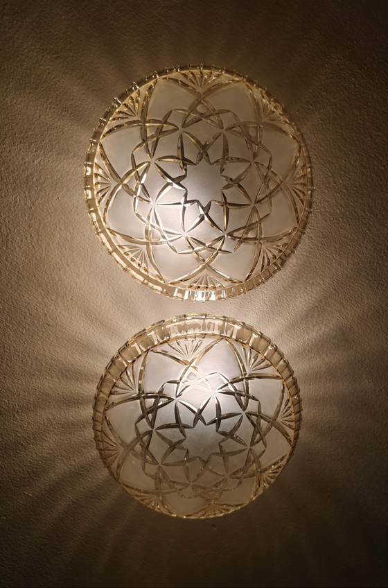 Image 1 of Een paar hoogwaardige vintage wand-/plafondlampen van loodkristal met stervormige slijping.