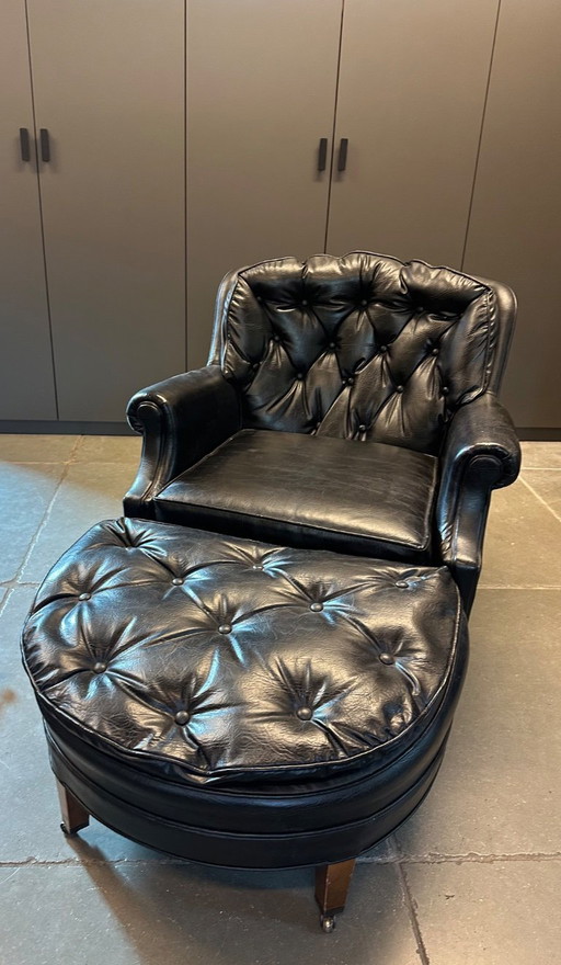 Vintage zwart getuft leren fauteuil met ottoman
