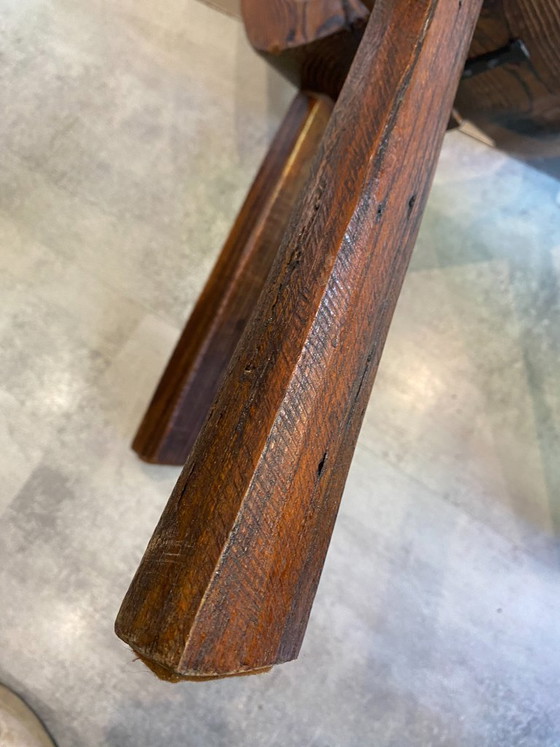 Image 1 of antieke brutalistische driepootstoel nr. 1, gesneden uit massief hout