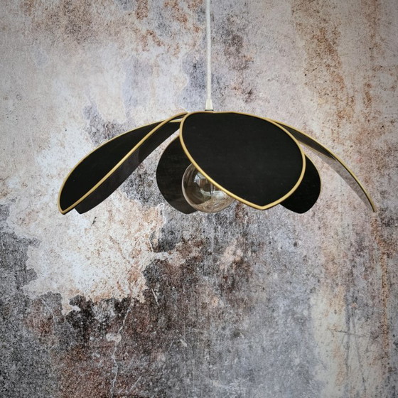 Image 1 of Hängeleuchte Blume, Modell Lotus, Struktur aus goldfarbenem Metall, 6 Blütenblätter aus Stoff (Farbe anpassbar)