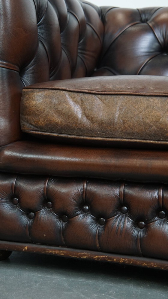 Image 1 of Donkerbruine Engelse rundleren chesterfield fauteuil met siernagels