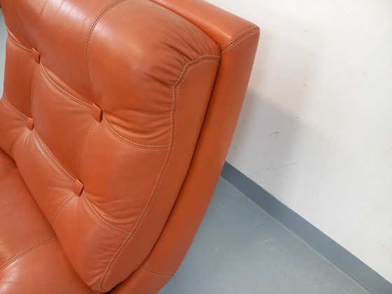 Image 1 of Vintage Roche Bobois-fauteuil in chroom en tegelkleurig leer uit de jaren 70.