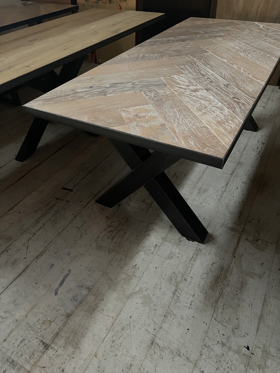 Image 1 of Table de salle à manger en chêne ancien à chevrons