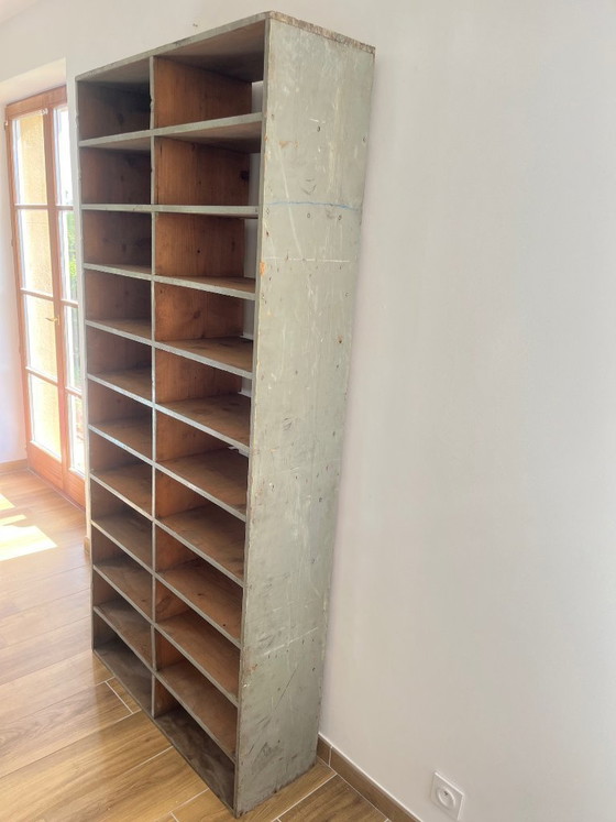 Image 1 of Großer antiker Werkstattschrank mit patinierten Holzfächern, 20. Jahrhundert.