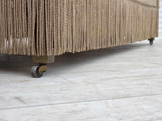 Image 1 of Deense tweezitsbank uit de jaren 50, bekleed met meubelvelours en voorzien van teakhouten poten.