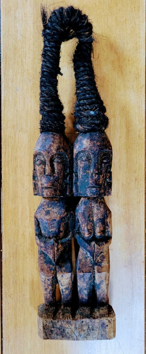 Statua in legno d'epoca raffigurante una coppia BATAK in Indonesia.