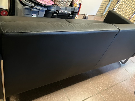 Artifort Mare black leather 2.5-seater sofa – Metal (photo 2 of 5)