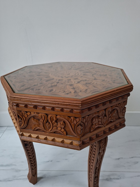 Image 1 of Mesa auxiliar con refinado tallado de madera.