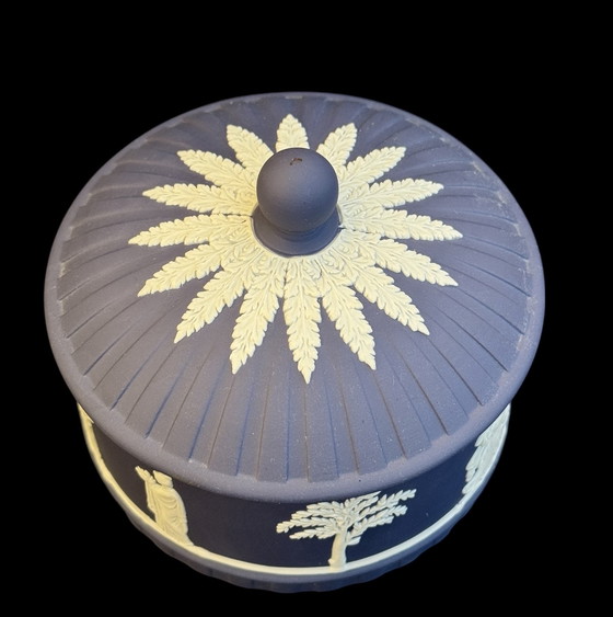 Image 1 of Precioso joyero de porcelana azul oscuro de Wedgwood