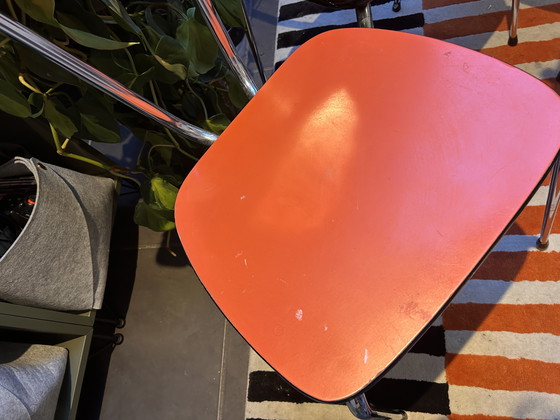 Image 1 of 4 chaises en Formica orange