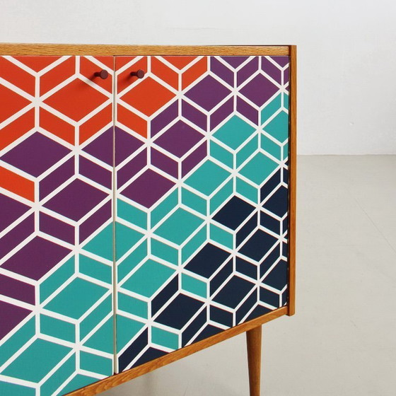Image 1 of Kast uit het midden van de 20e eeuw met een handgeschilderd geometrisch patroon, kleurrijke vintage uit de jaren 60.