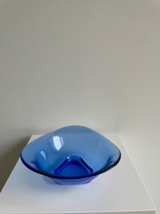 Image 1 of Ciotola in vetro dal design vintage, di un blu brillante, dalla forma triangolare organica.