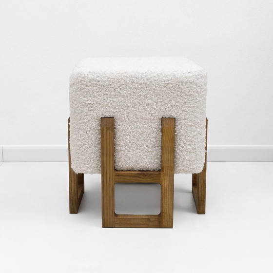 Image 1 of Een paar Italiaanse modernistische krukjes van essenhout, bekleed met witte boucléstof.