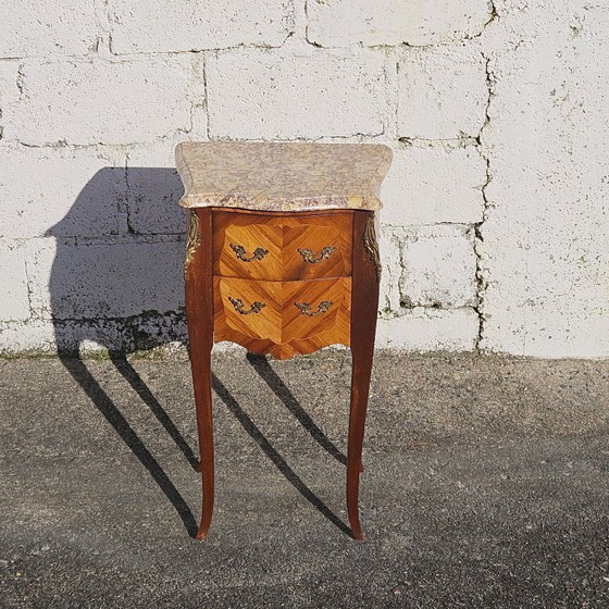 Image 1 of Comodino vintage francese intarsiato - Comodino in marmo e legno - Stile Luigi XV - Anni '70