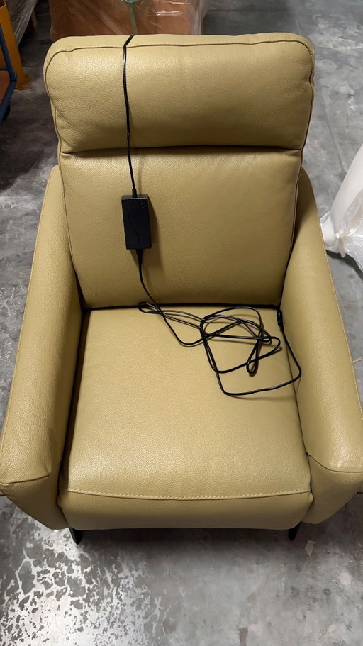 Nuova poltrona reclinabile elettrica di Poltronesofà nell'elegante colore beige/cammello.
