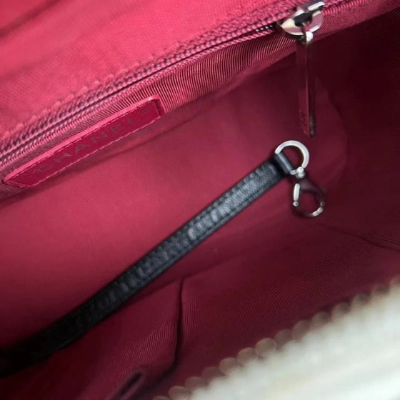 Image 1 of Borsa Chanel Gabrielle Small - 20 cm in pelle di vitello trapuntata bianca e nera con finiture bicolore.