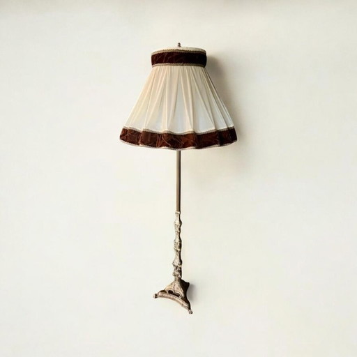 Massive Mid Century Messing Stehlampe mit Löwenfüßen. Sehr solide und aufwändig gearbeiteter Lampenschirm mit Samtborten.