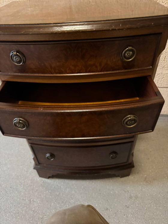 Image 1 of Commode en noyer avec assemblages à queue d'aronde