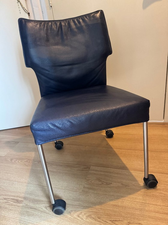 4 chaises de salle à manger design en stock – Design on Stock, Leather, Metal (photo 4 of 12)