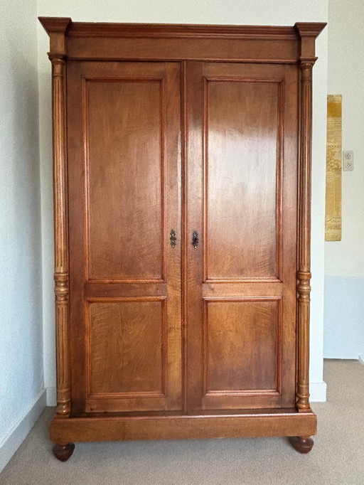 Antieke staande opbergkast