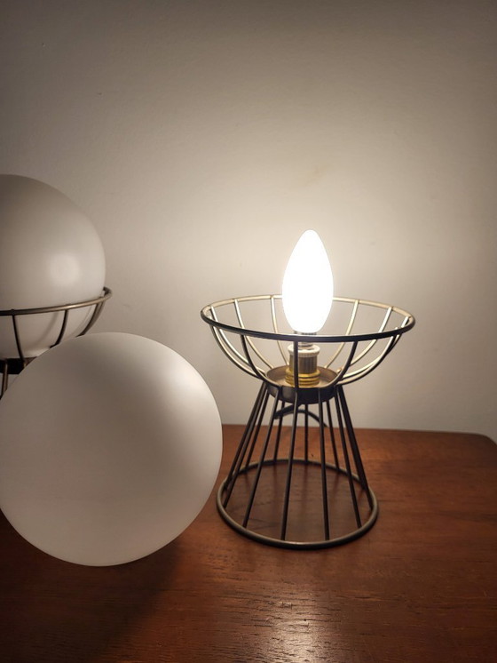 Image 1 of Ensemble de lampes de table vintage, structure en fil de fer et globe en verre opalin blanc, années 1960