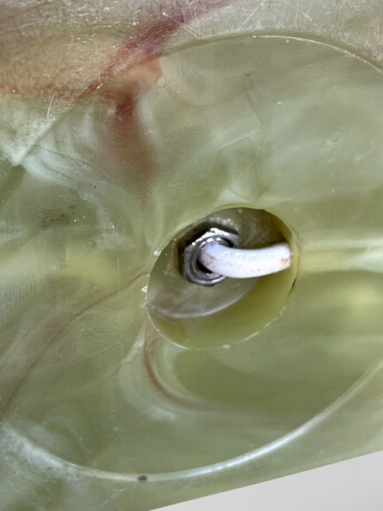 Image 1 of Lampe de table style Louis XVI au putto en métal doré et base effet onyx – 48 cm