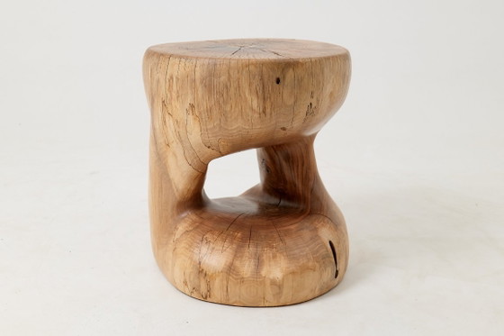 Image 1 of Tabouret/table d'appoint sculpturale, noyer sculpté, pièce unique, Logniture