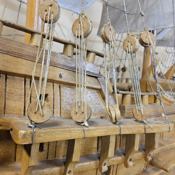Image 1 of Unieke V.O.C modelschip uit boomstam (volledig handgemaakt) (17e Eeuwse spiegelretourschip)