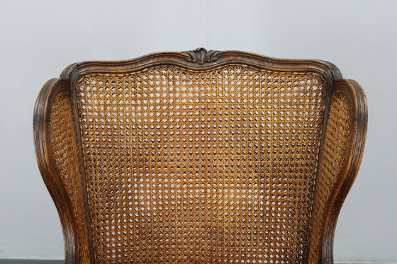 Image 1 of Ancienne chaise à oreilles sculptée avec côtés en canne, Tchécoslovaquie