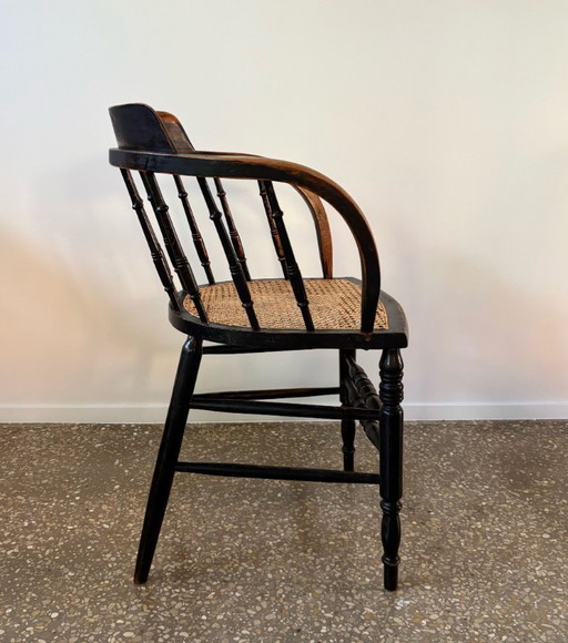 Sillón antiguo estilo Windsor, colección TU Delft, Países Bajos, 1880.