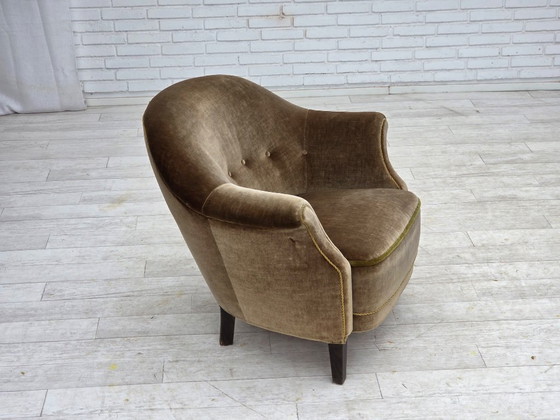 Image 1 of Fauteuil danois des années 1960, revêtement d'origine en velours vert.