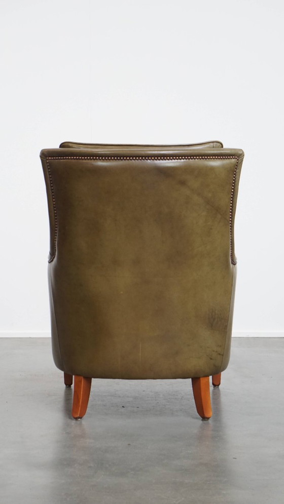Image 1 of Poltrona in pelle di mucca verde oliva rifinita con chiodi decorativi