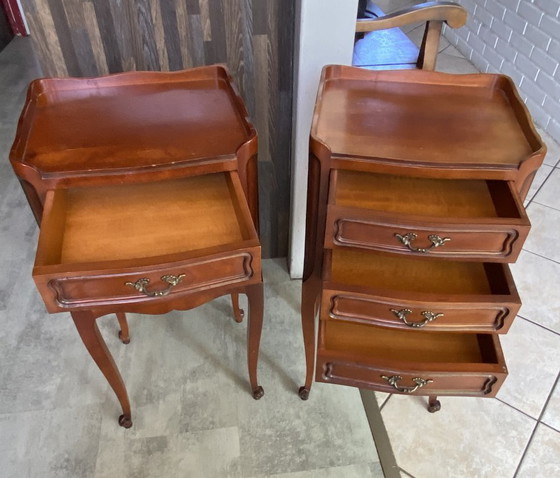 Image 1 of Zwei Nachttische im Stil Louis XV mit Schubladen und einer Nische