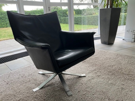 Fauteuil pivotant Djenne du designer Gerard van den Berg – Design on Stock, Leather, Metal