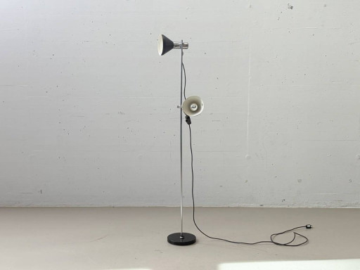 Stijlvolle vloerlamp in mid-century stijl met twee verstelbare lampkoppen.