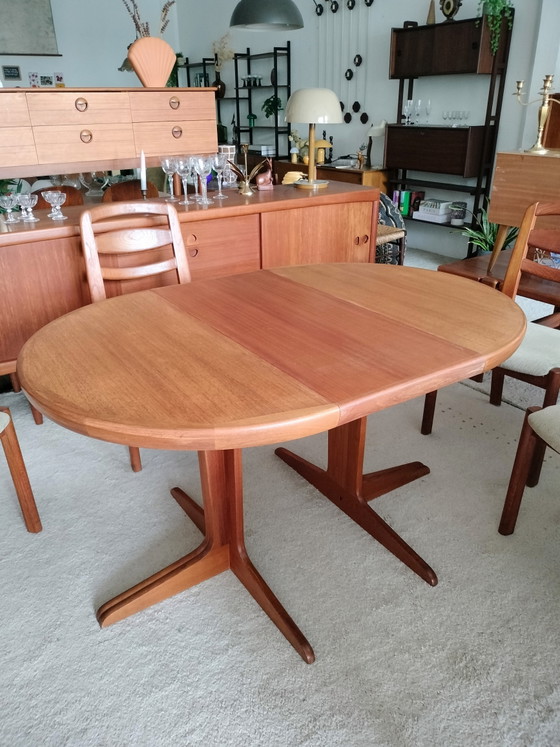Image 1 of Vintage teakhouten Deense uitschuifbare ronde eettafel 