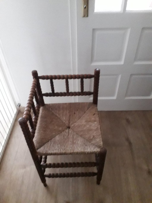 Antiker Eckstuhl aus Korbgeflecht