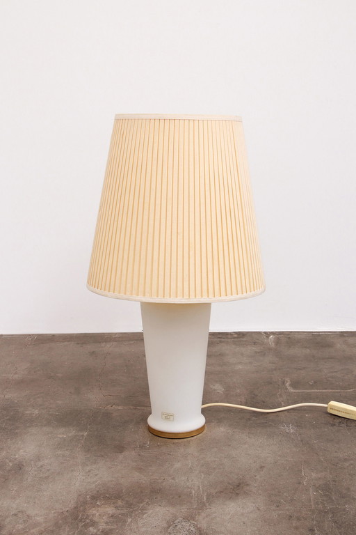 Weiße Glastischlampe im Hollywood-Regency-Stil mit Pliché-Schirm