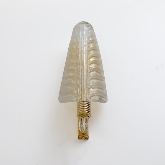 Image 1 of Par de apliques de pared de cristal de Murano con forma de hoja, con detalles en polvo de oro y latón, Italia.