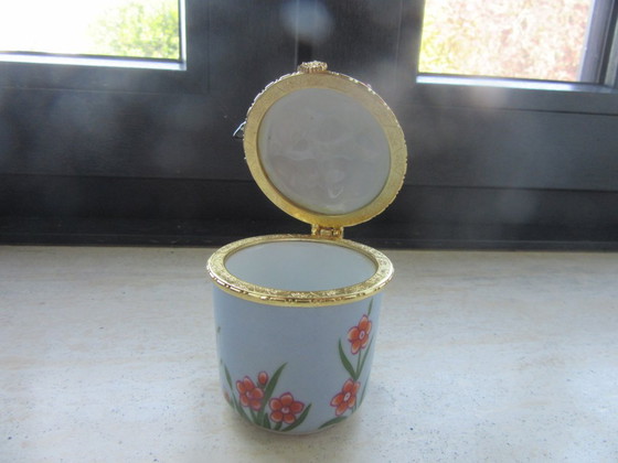 Image 1 of Boîte à bijoux en porcelaine avec couvercle et motif papillon, dans sa boîte d'origine réf. 120726