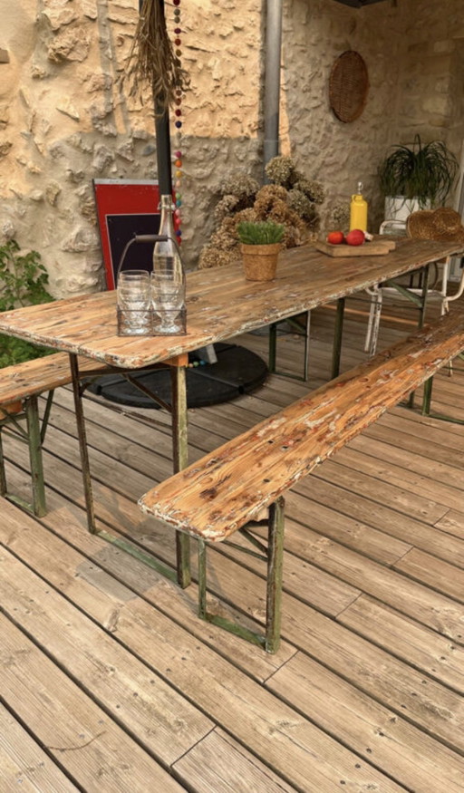 Picknicktisch im Freien und seine 2 Bänke